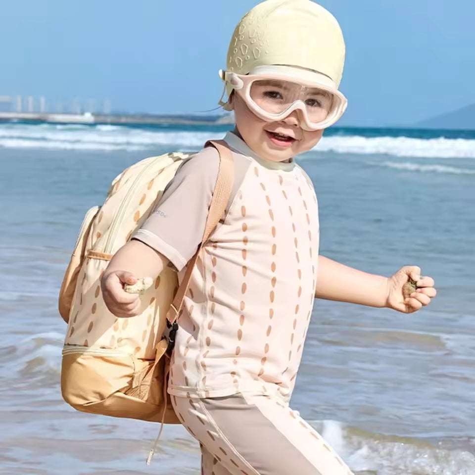 Swimming bag with dry and wet separation